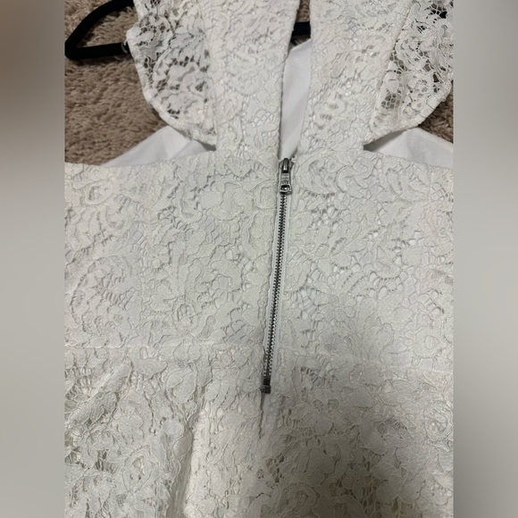 BCBG White Lace Criss Cross Cut Out Ruffle Top size XS - Picture 4 of 10